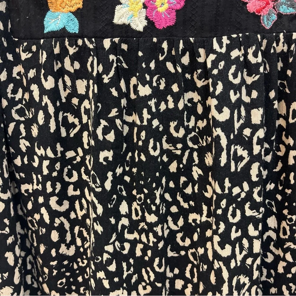 Savanna Jane Animal Print Boho Embroidered Top Blouse Size Medium Flutter Sleeve